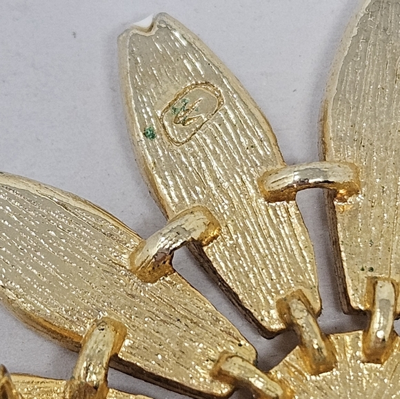 Daisy Pin Brooch White Petals Yellow Center Enamal Springtime 2.5 Inch Gold Tone - Picture 7 of 8